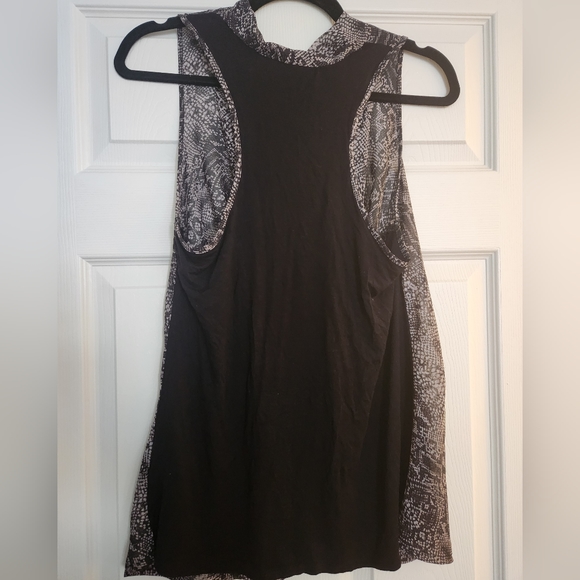 Sleeveless Snake print top - Picture 2 of 4